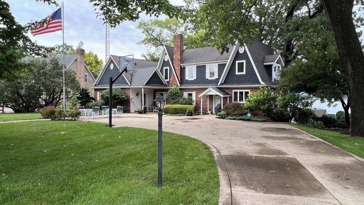 Syracuse House | Charming & Historic Family Retreat on Syracuse Lake & Maxwelton Golf Course