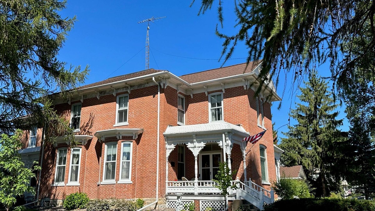 Lancaster House | Charming Historic Getaway: Unwind in Lancaster's Timeless Elegance