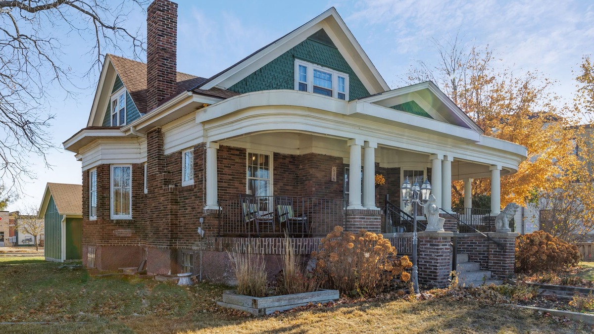 Chaska House | Charming Historic Home. Large 5 bed 2 bath- close to everything