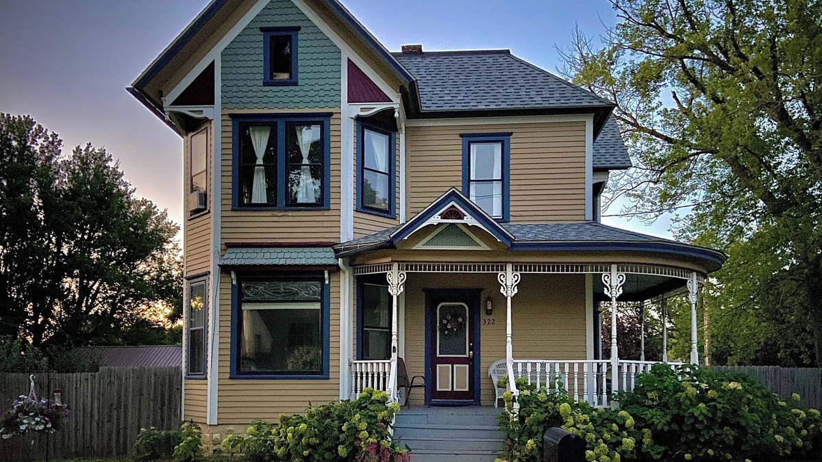 Viroqua House | Charming Historic Home est. 1898