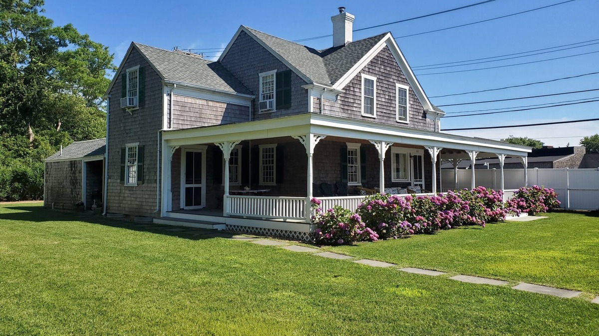 East Chop House | CHARMING HISTORIC ISLAND HOME-WEEKLY RENTAL- OAK BLUFFS