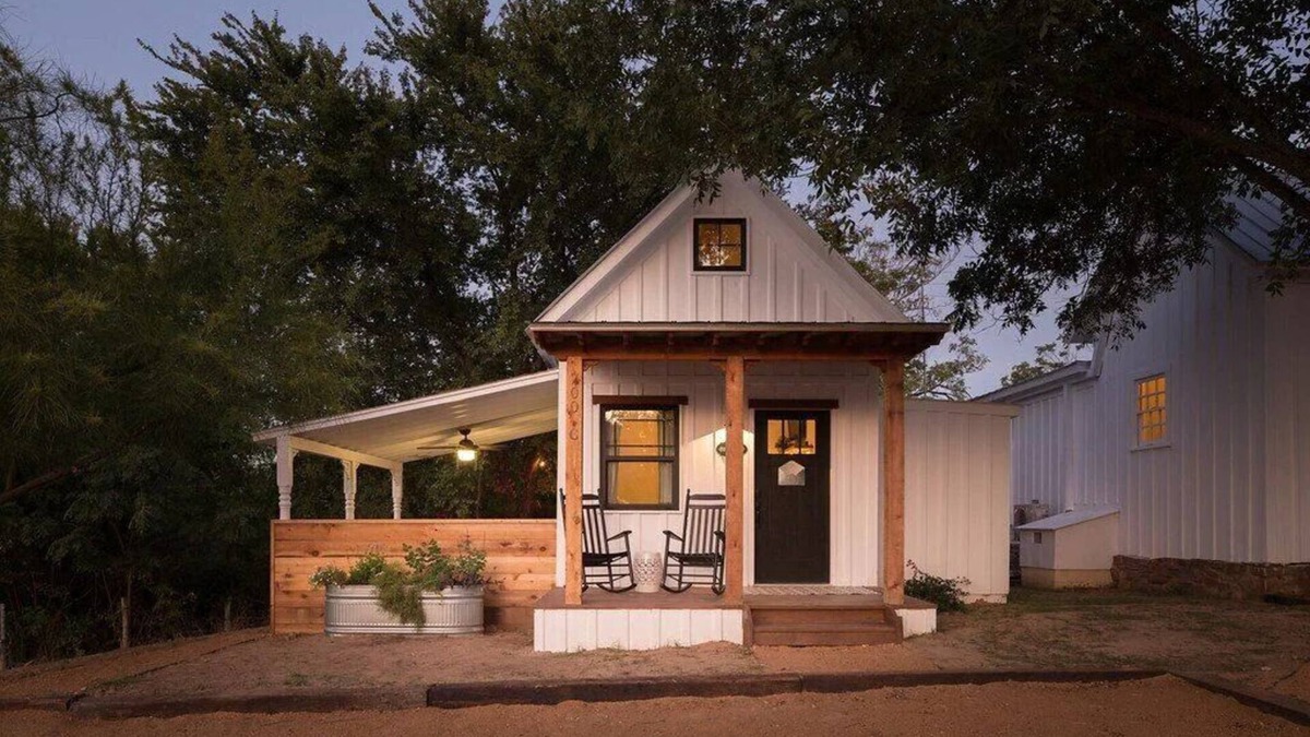 Llano Cottage | Charming Historic lodging on the outer banks of the Llano River