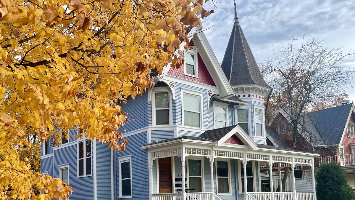 Oconomowoc Apartment | Charming, Historic Upper- Walk to Downtown, Lakes, Restaurants & Shops