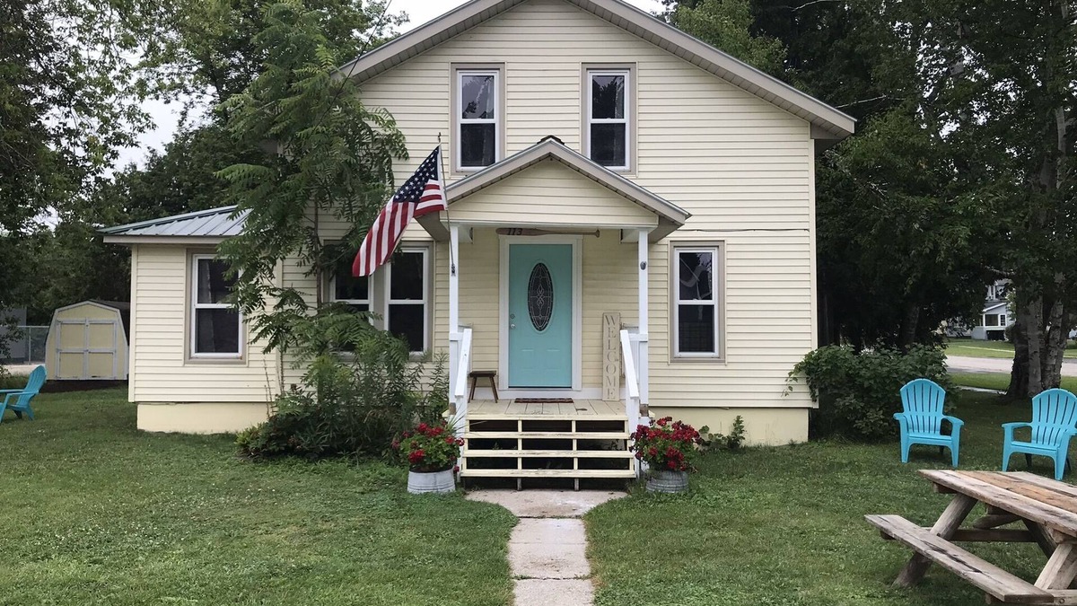 Mackinaw City House | Charming Historic Mackinaw City Cottage