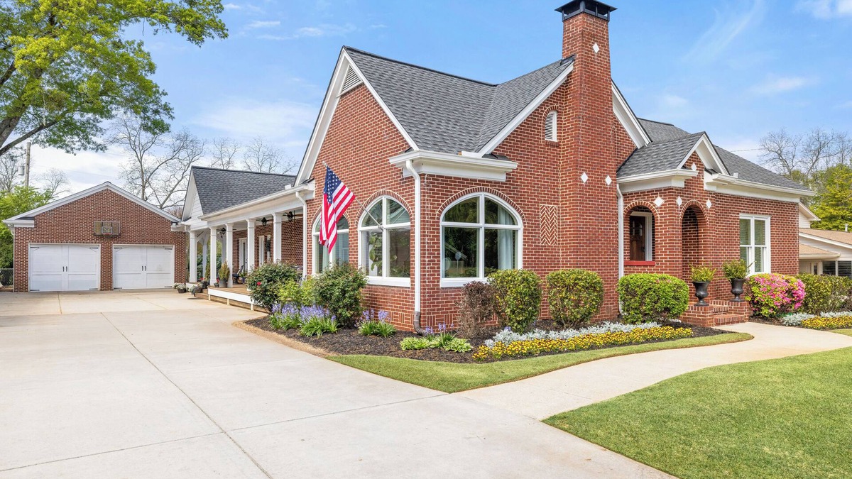 Buford House | Charming historical 4-bedroom house in Downtown Buford, GA.