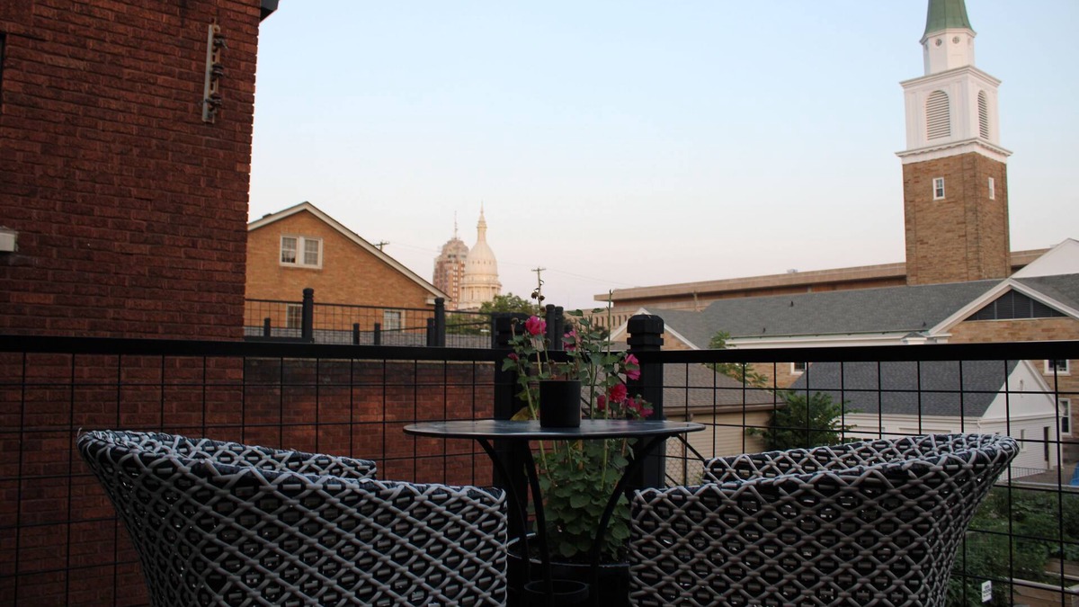 Downtown Apartment | Charming historical loft in Downtown Lansing with Capitol views & cozy vibes !
