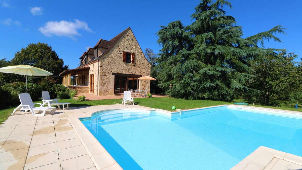 Orliac House | Charming holiday home with private pool set in a beautiful green area