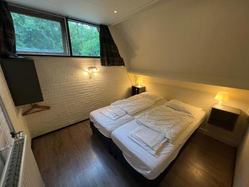 Stramproy House | Charming Holiday Home with WiFi