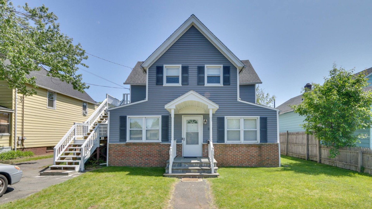 West Haven Cottage | Charming Home ~ 6 Mi to Downtown New Haven!