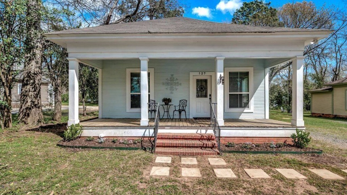 Nacogdoches House | Charming home centrally located minutes from SFA and Downtown Brick Streets!