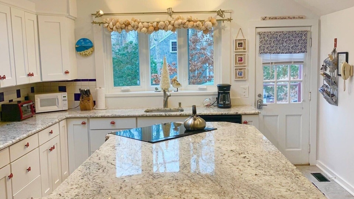 North Eastham House | Charming Home Close to Everything. AC splits Jan-April monthly rate discounts