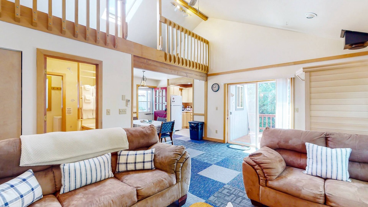 Florence House | Charming home close to Florence & beaches with sauna, firepit, grill, W/D, AC