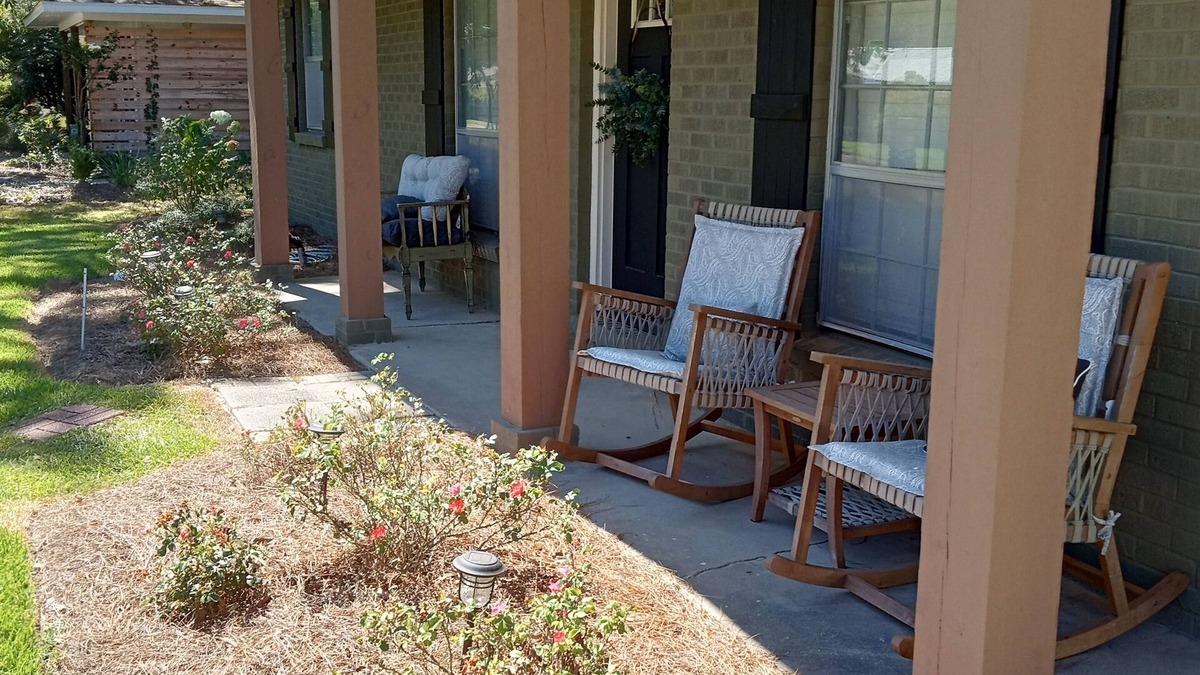 Hattiesburg House | Charming Home Comfy Beds Private Backyard with Fire Pit