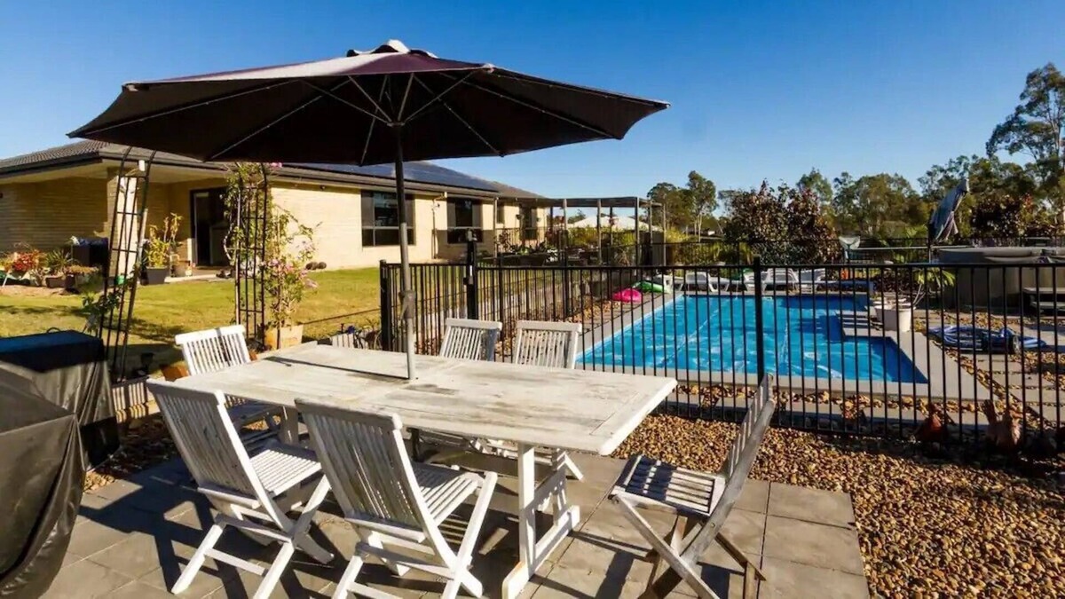 Jimboomba House | Charming home in Jimboomba. Perfect for groups of 8. Relaxing stay assured!