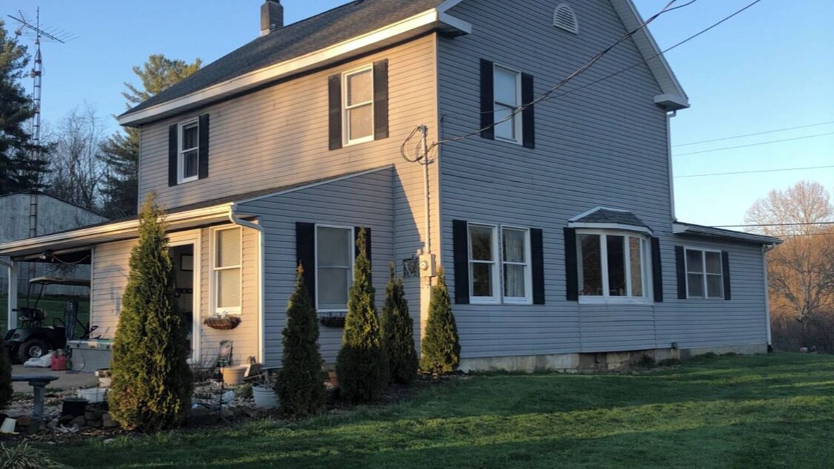 Logan House | Charming home in prime location. Close to caves/state park/lake/shopping…