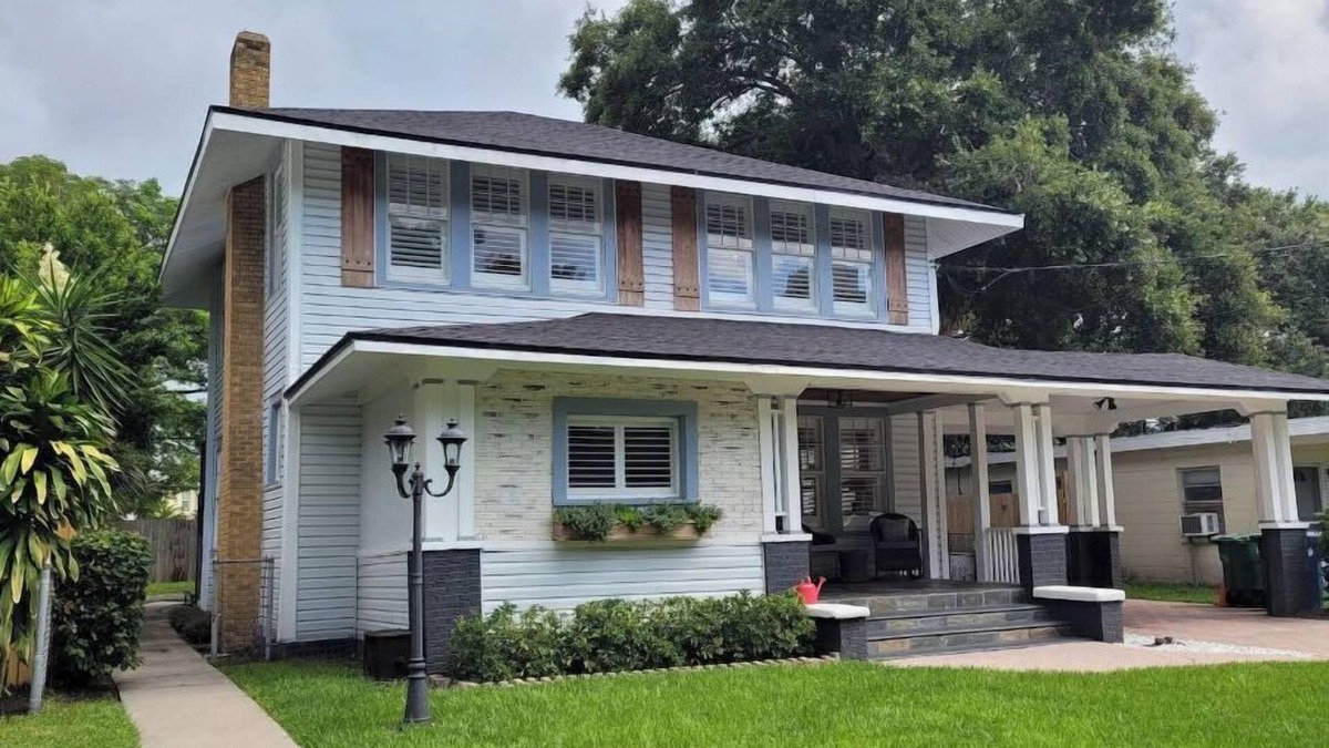 Bayshore Gardens House | Charming home in the heart of South Tampa, two blocks from Bayshore with pool