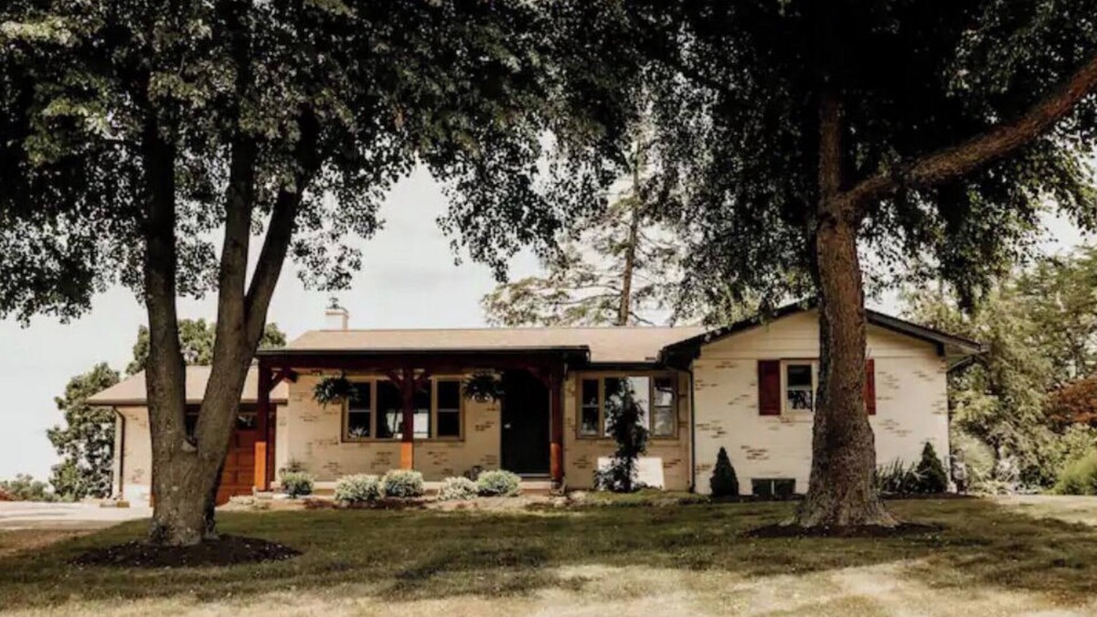 Sugarcreek Cottage | Charming Home in the heart of Amish Country!