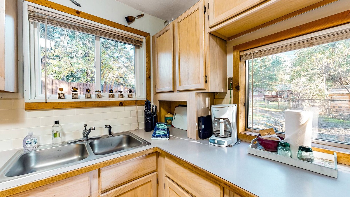 Enterprise Cabin | Charming Home Near the Lake w/Free WiFi