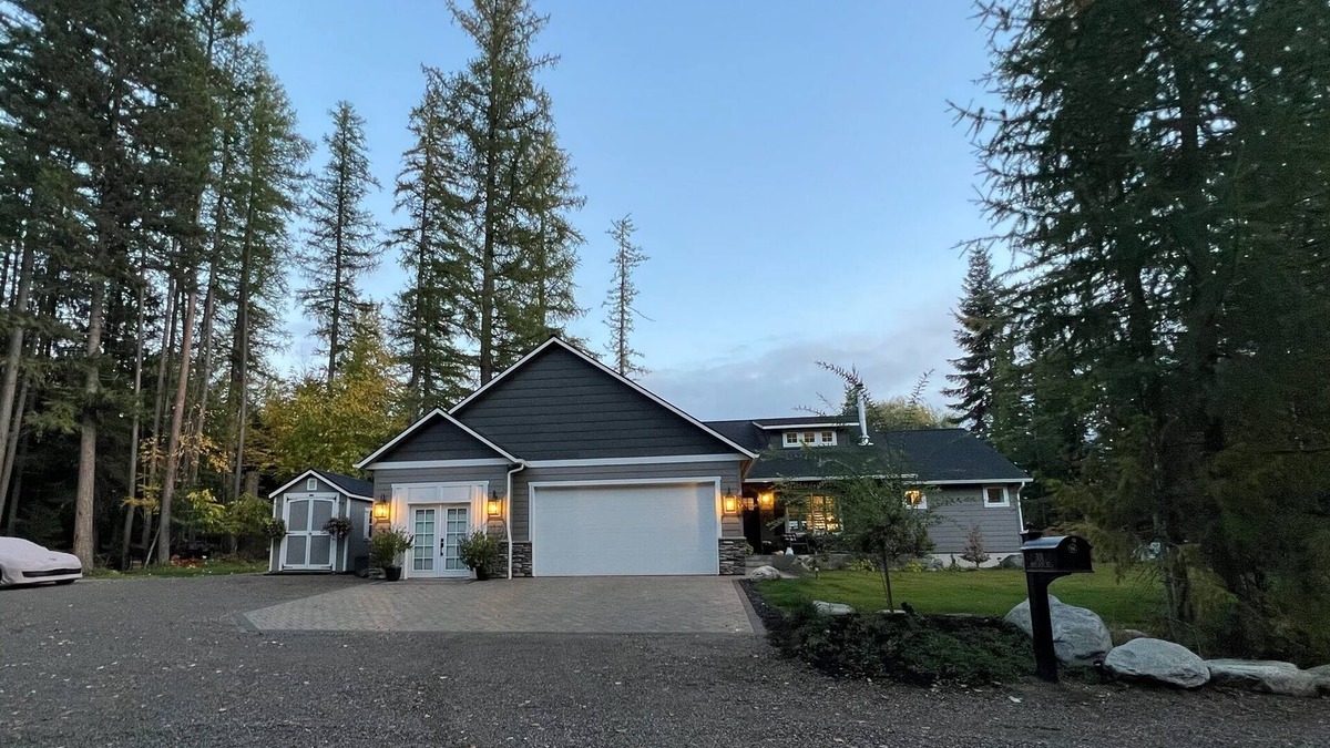 Priest River House | Charming Home On Acreage -Woodburning Fireplace, Luxury Kitchen, Fast WIFI