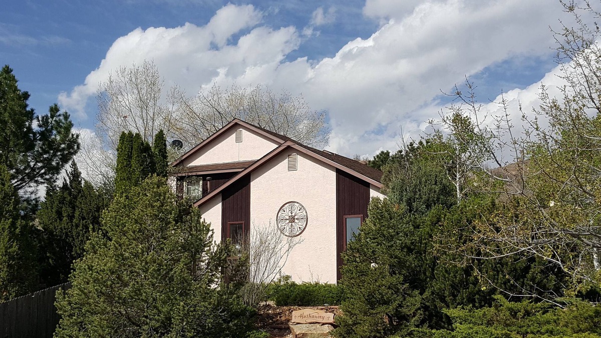Mountain Shadows House | Charming Home quiet neighborhood lovely back yard 5 min from Garden of Gods