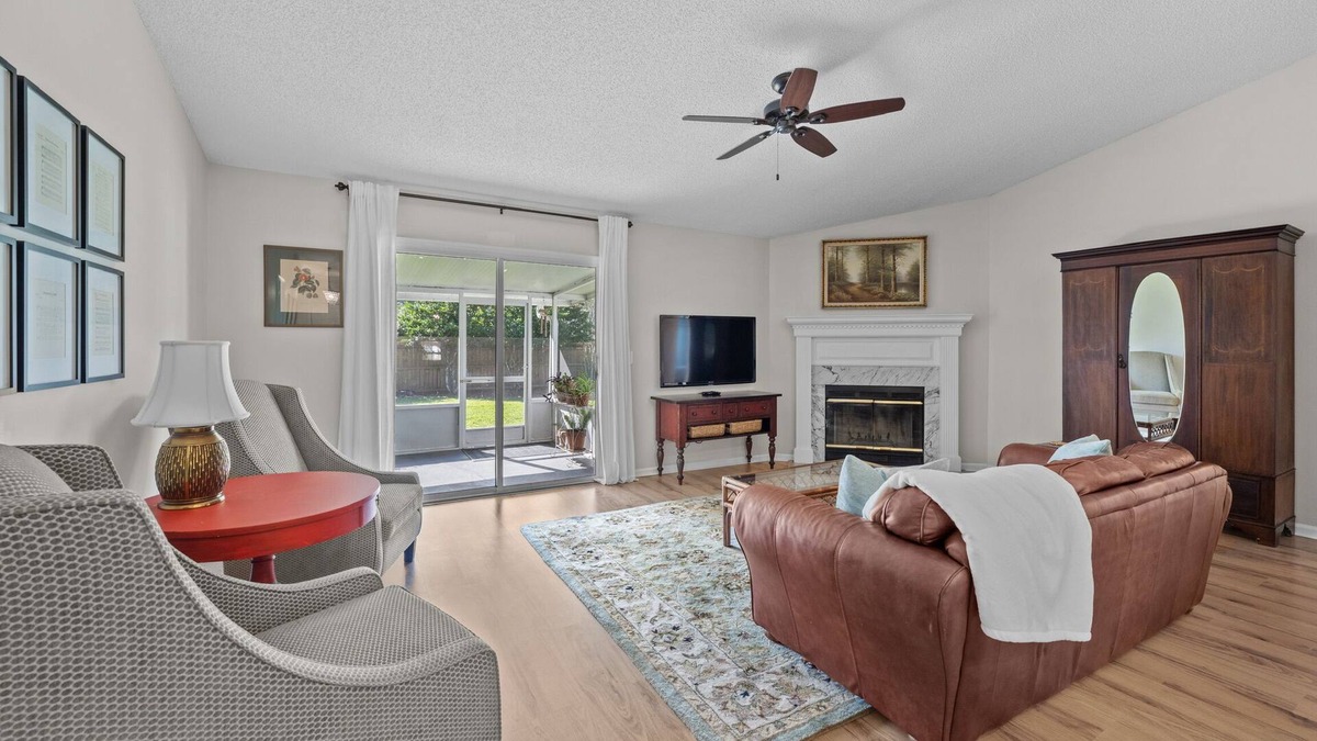 Doctors Inlet House | Charming Home/Quiet Neighborhood/Large Private Fenced Yard/Wifi