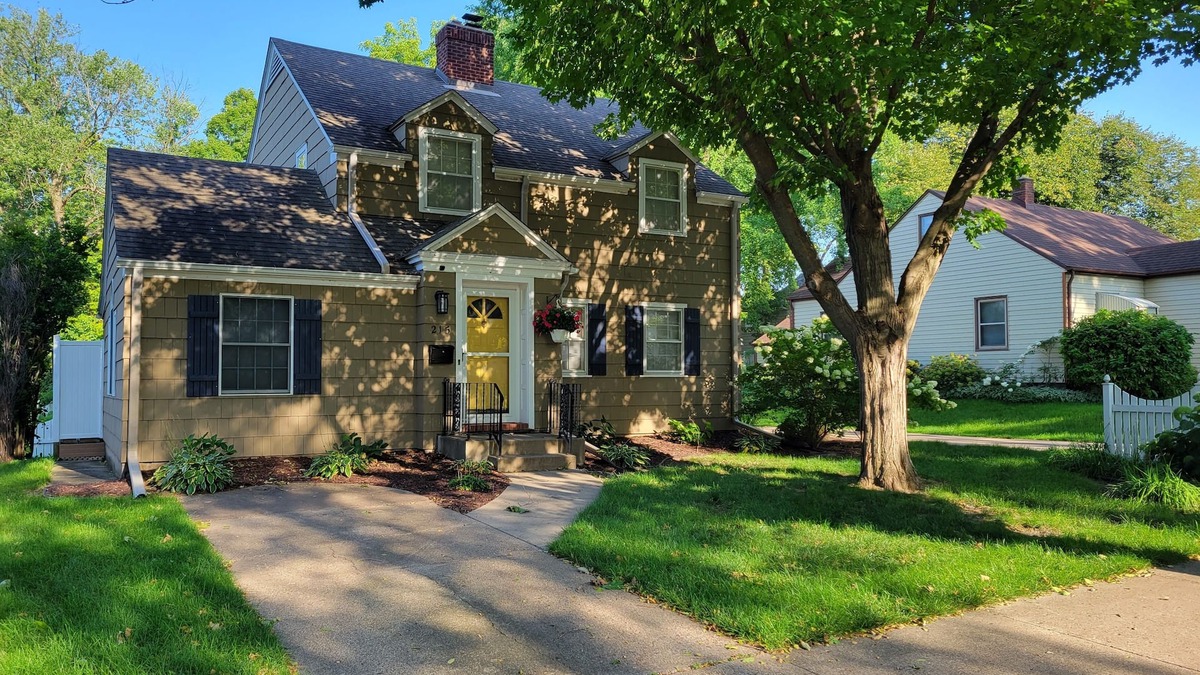 Faribault House | Charming home, quiet neighborhoodn< 2mi to Shattuck, game room, deck
