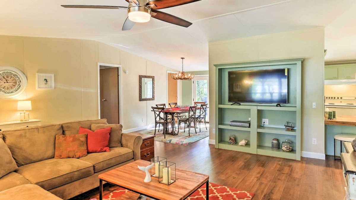 Pottsboro House | Charming Home w/Deck & Yard - 1 Mi to Lake Texoma