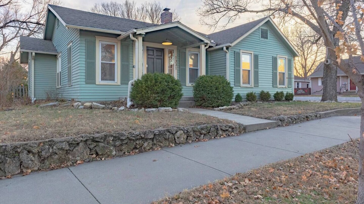 Manhattan House | Charming Home w/Fire Pit & Fenced Yard!