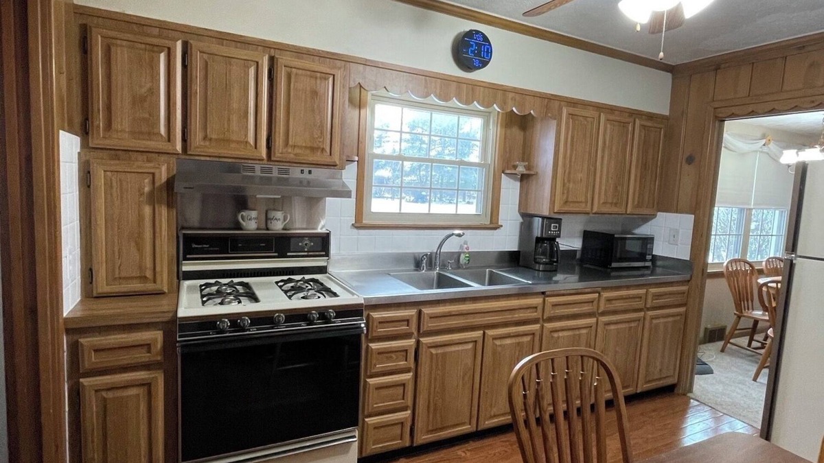 Salem Apartment | Charming Home "w" Garage & Large Walk-in Shower