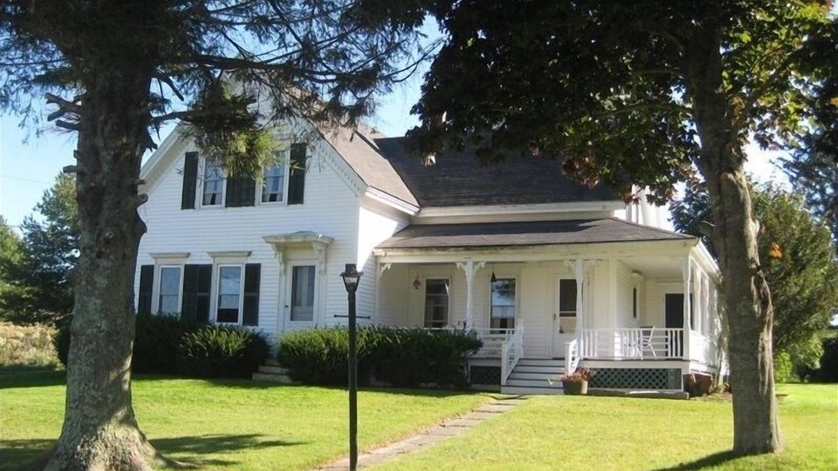 New Harbor House | Charming Home W/Harbor View: Walk to Resturants, Shops & Beach