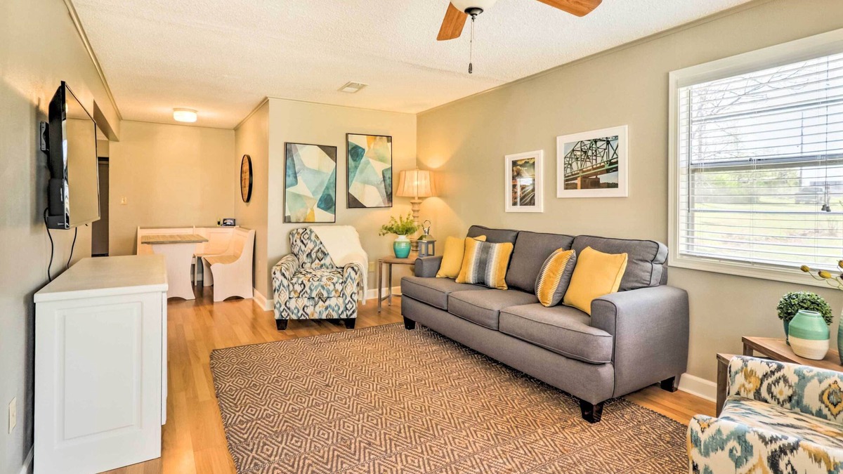 Higden House | Charming Home w/Porch: Walk to Greers Ferry Lake!