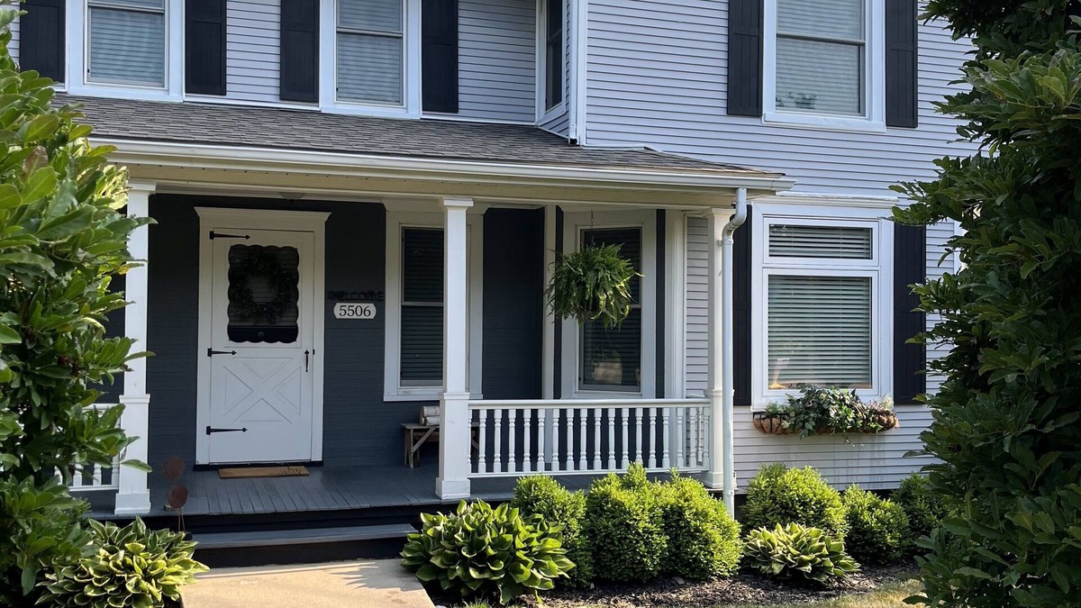 Richmond House | Charming home, walk to The District, dining & shops: Lake Geneva only 12 miles!