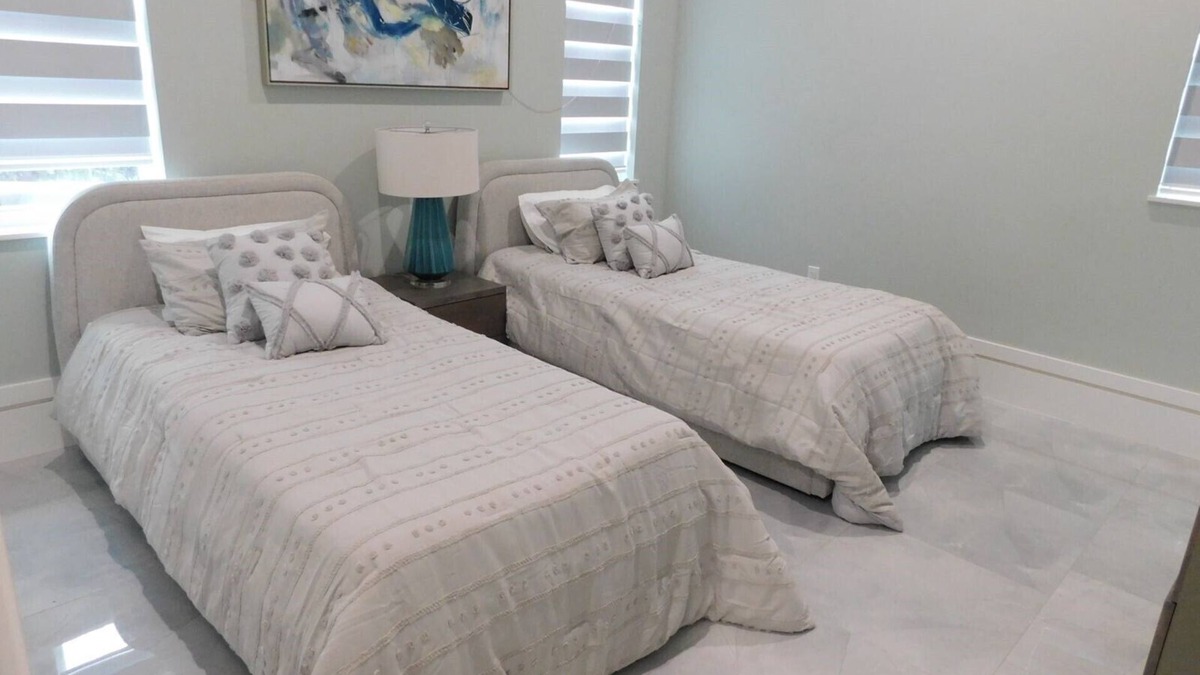 Naples House | Charming Home Waterfront and Pool.