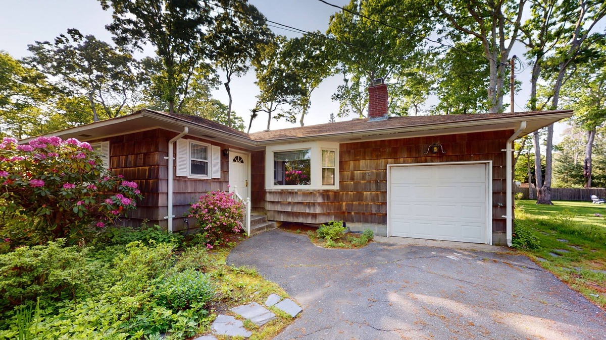 Cutchogue House | Charming home with a fire pit, grill, W/D, & AC - North Fork Wine Country