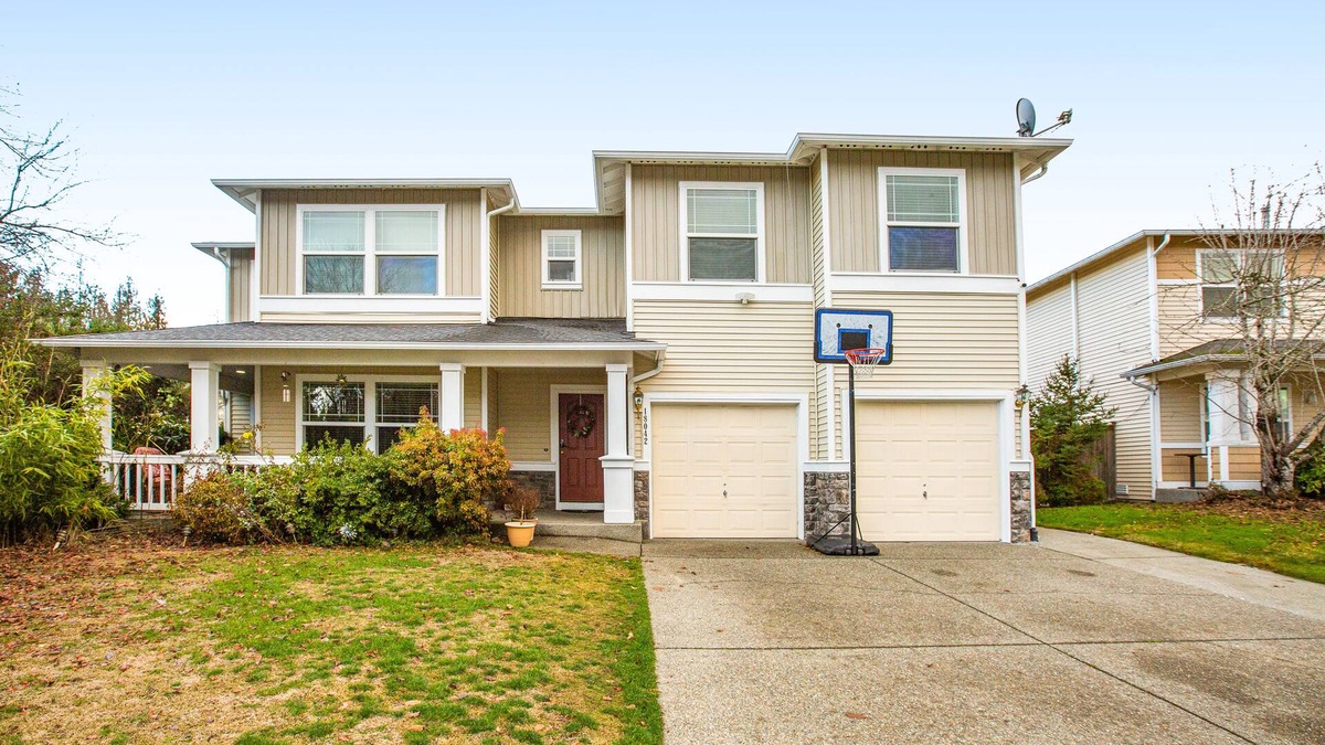Renton House | Charming home with firepit, enclosed yard, golf nearby, & washer/dryer