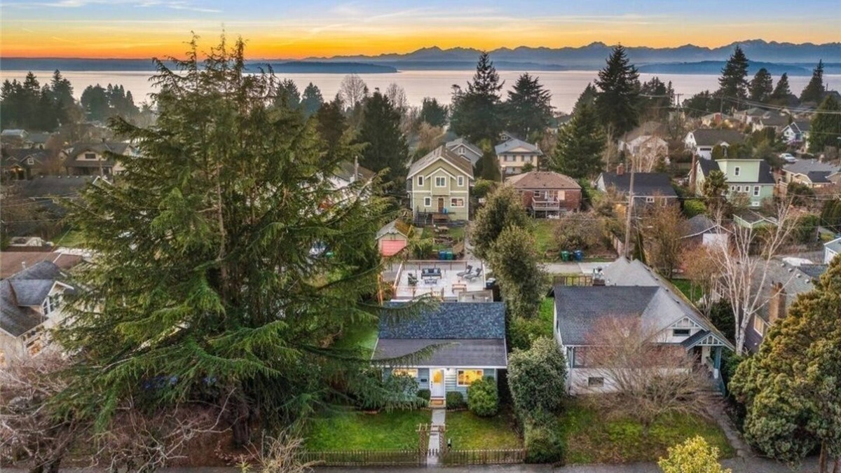 West Seattle House | Charming Home with Hot tub/Parking - Seaview!