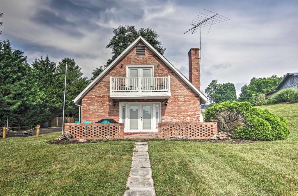 Ingles House | Charming Home with Private Dock on Claytor Lake!
