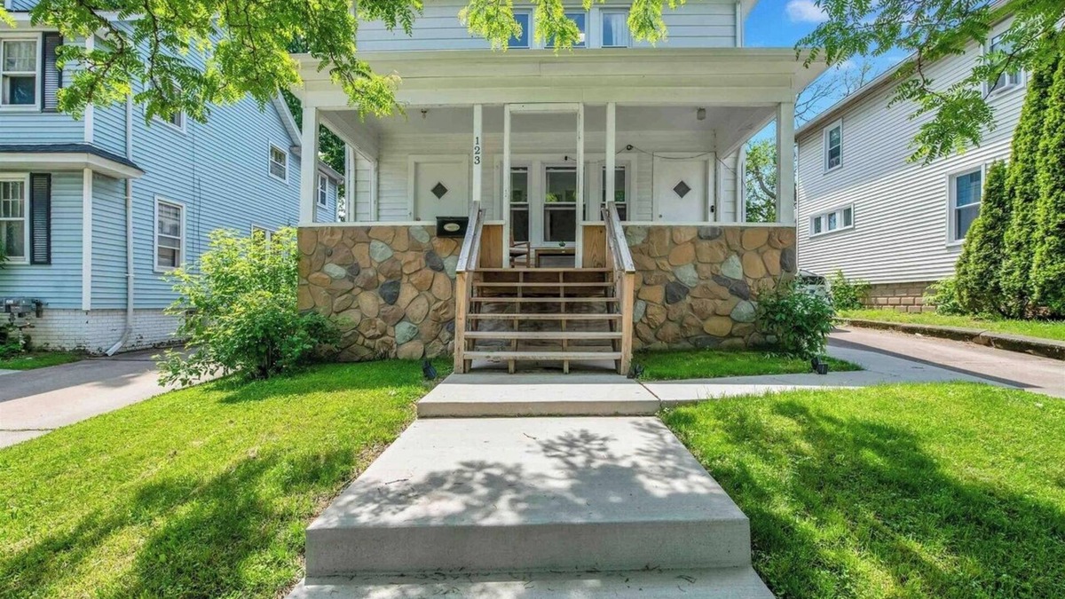 Mount Clemens Apartment | Charming Home-y 2-bedroom apt w high-speed Wifi in Vibrant Dwntwn Mount Clemens