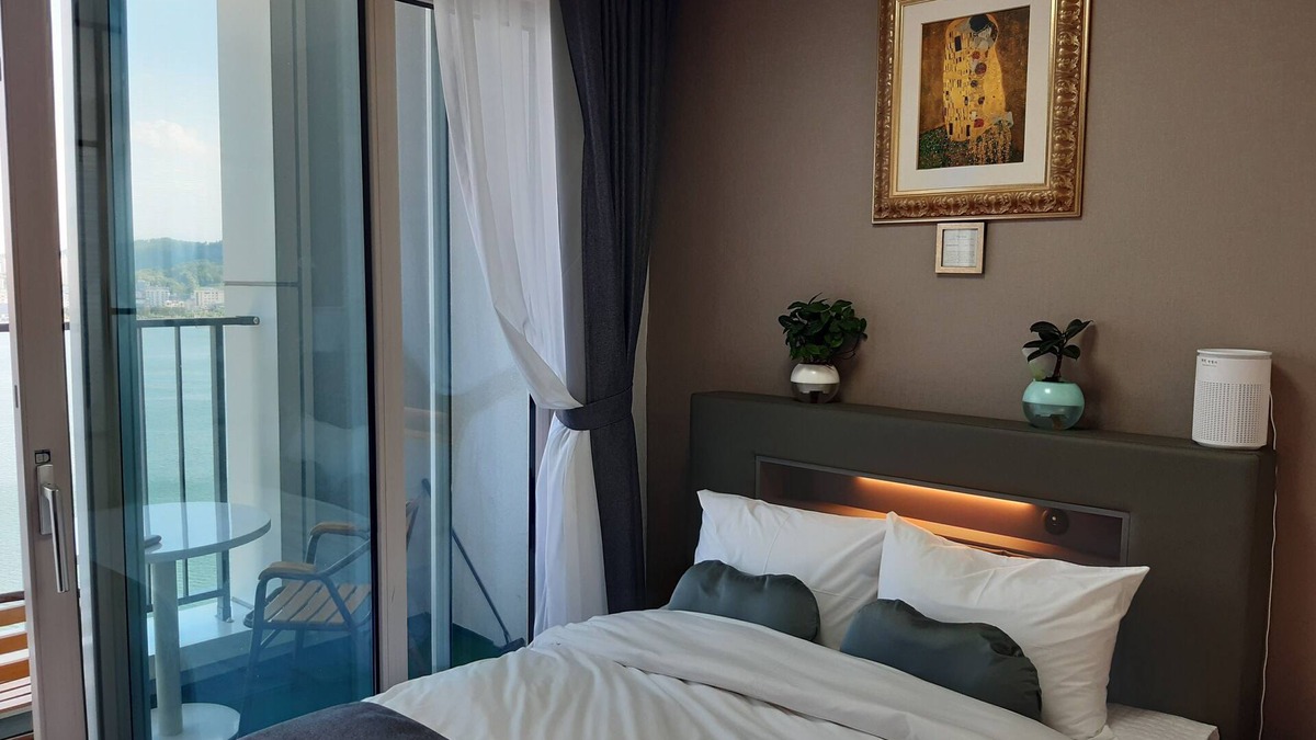 Sokcho Apartment | Charming hotel suite in marvelous Sokcho-si with WiFi