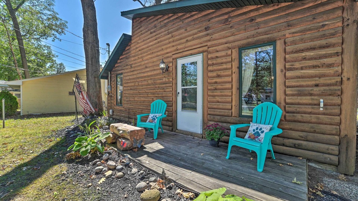 Prudenville Cottage | Charming Houghton Lake Cottage w/Backyard!