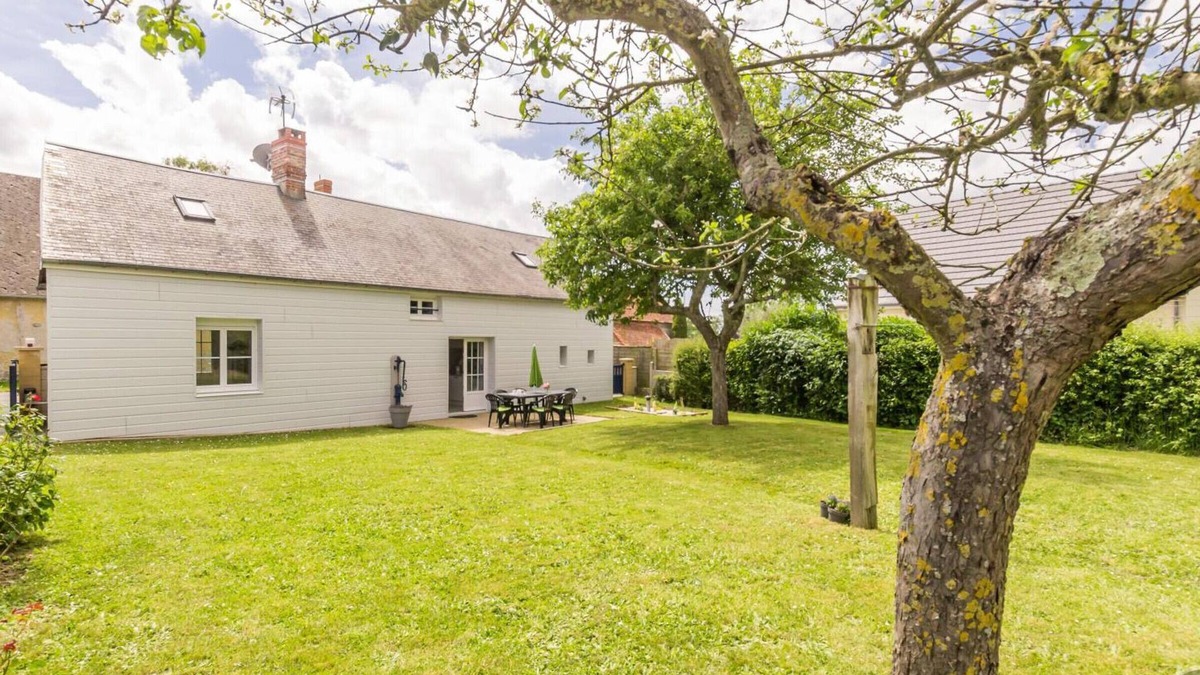 Muneville-sur-Mer Cottage | Charming House with Garden Near Beach - Ideal for Families