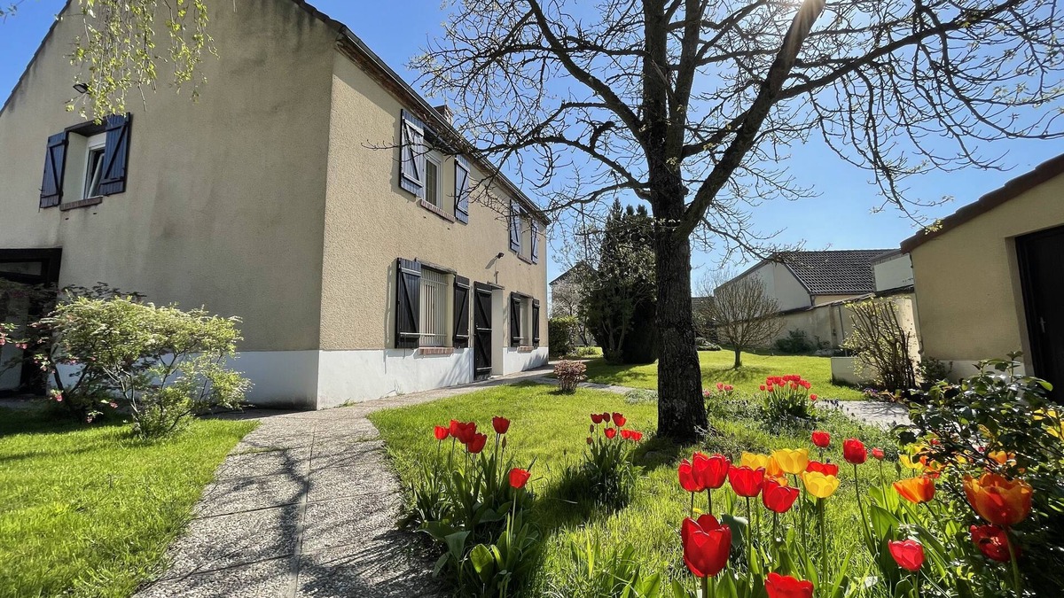 Athis House | Charming house, Big enclosed garden, Land/Petanque, Pets allowed, Garage