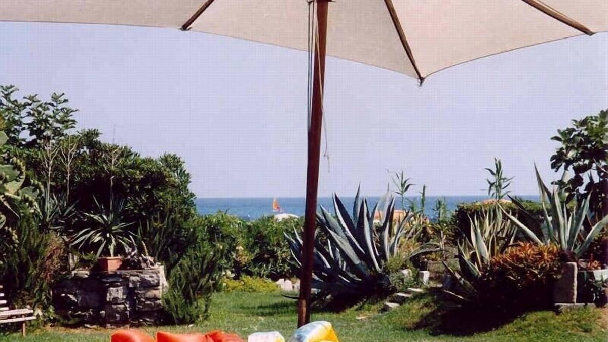 Seccheto House | Charming house by the beach, large Mediterranean Garden, pets welcome