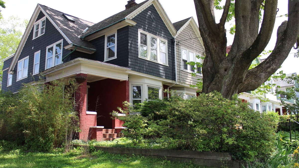 Bryn Mawr House | Charming house close to heart of Bryn Mawr village on a quiet residential street