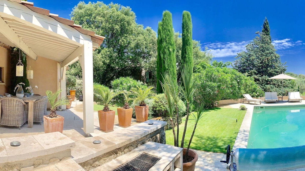 Les Brugassieres House | Charming house with heated pool aircon sleeping 6 people surrounded by vineyards