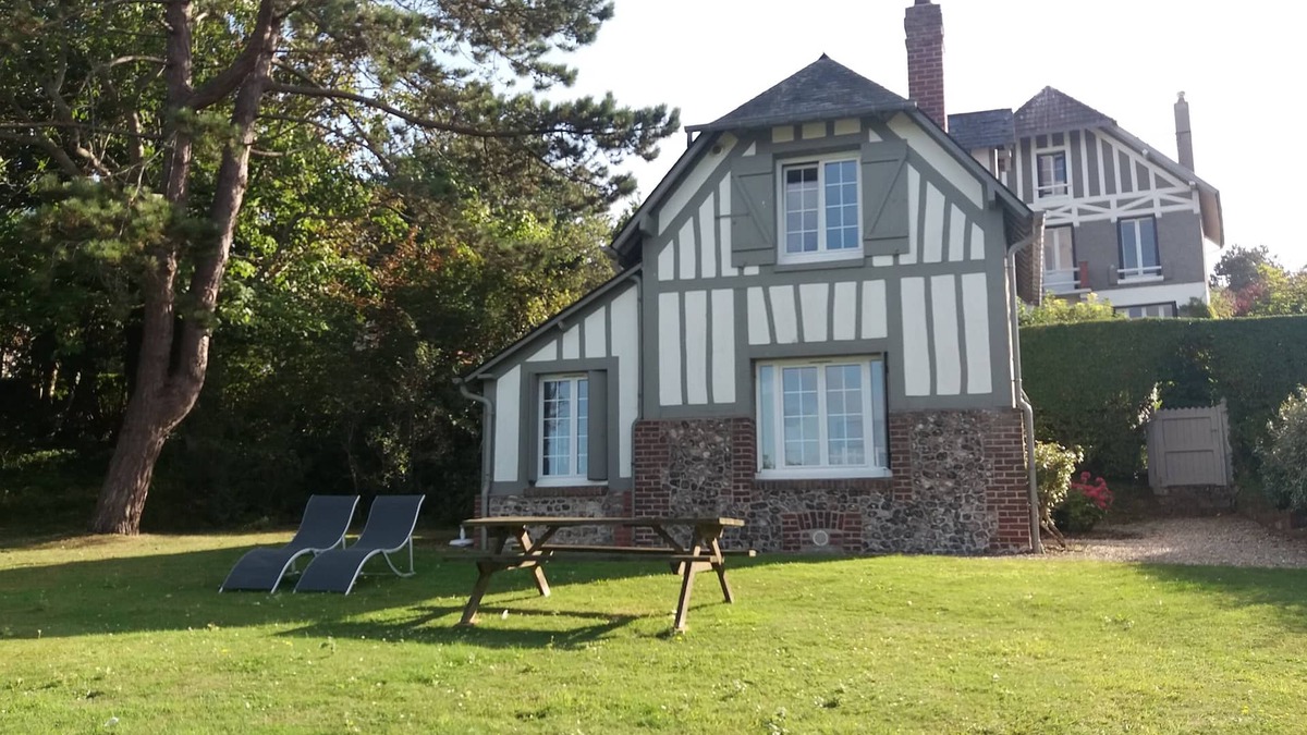 Longueil House | Charming house in a scenery garden, sea sight