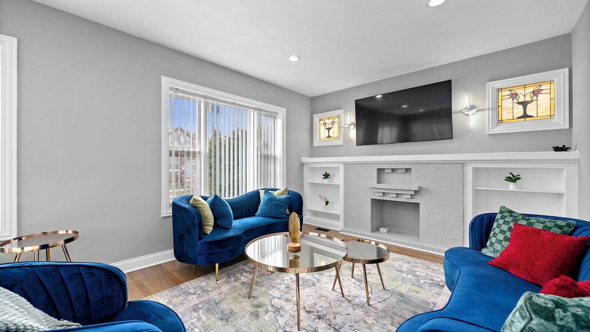 Avalon Park House | Charming house in amazing Chicago with WiFi and AC. Close to many restaurants.