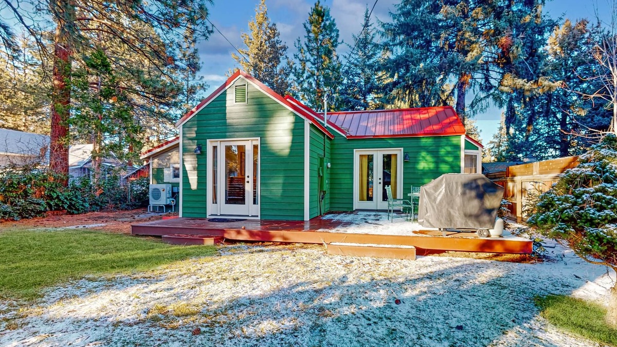 Sisters Cottage | Charming house in downtown Sisters with inviting deck