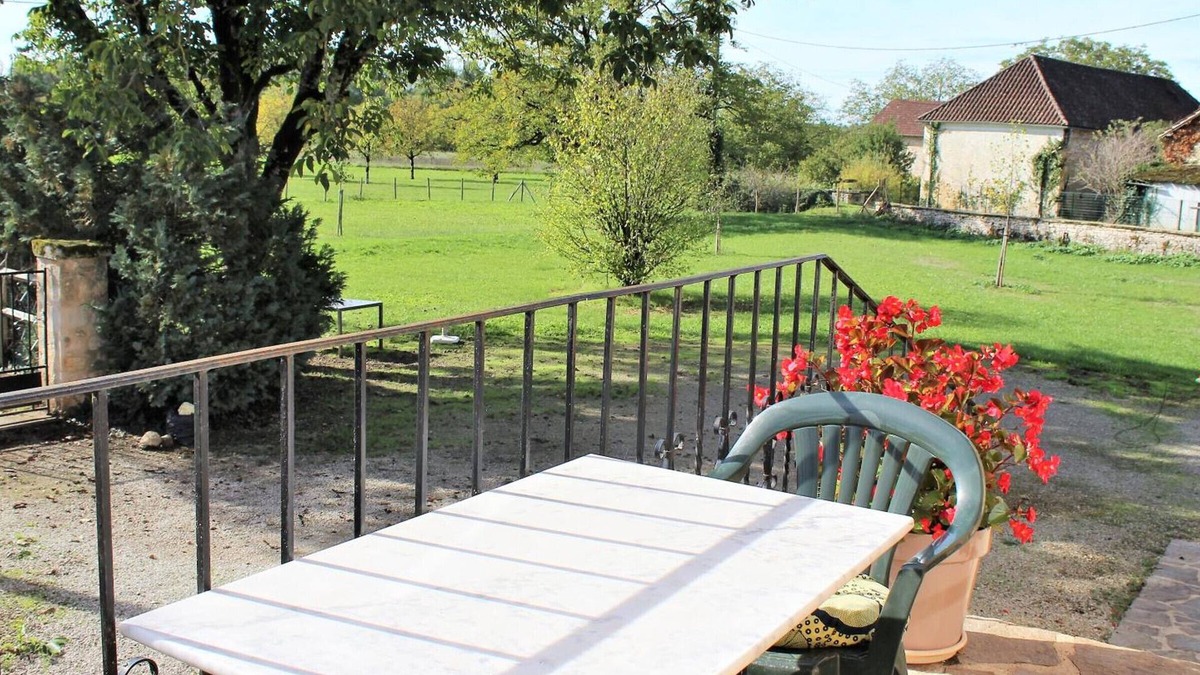 Coulaures Cottage | Charming House in Perigord: Enclosed Garden, Fireplace, Nearby Rivers, Baby Essentials, Pet-Friendly