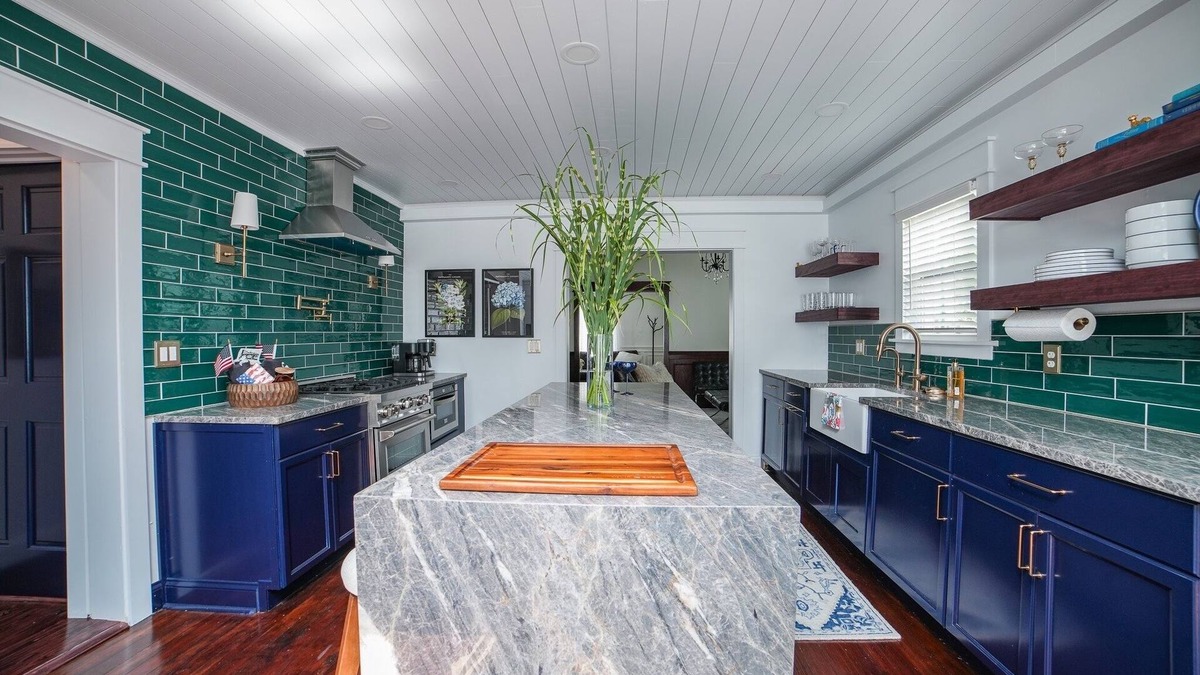 Manteno House | Charming house located in beautiful downtown Manteno